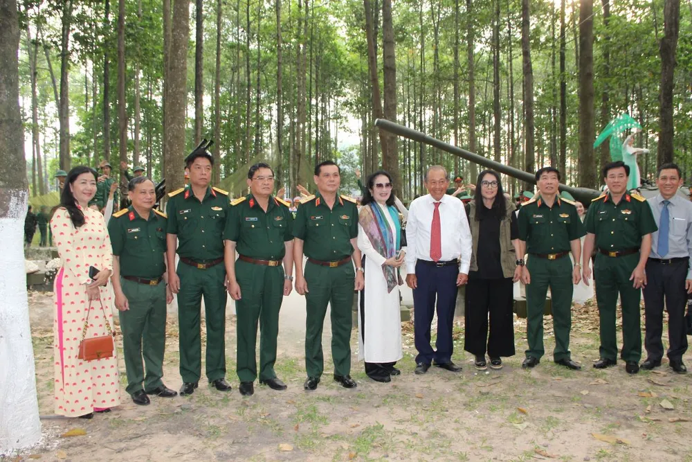 Lãnh đạo Ban Dân vận Thành ủy TPHCM, Bộ Tư lệnh Quân khu 7 cùng đại biểu tham dự chương trình. Ảnh: TRẦN YÊN