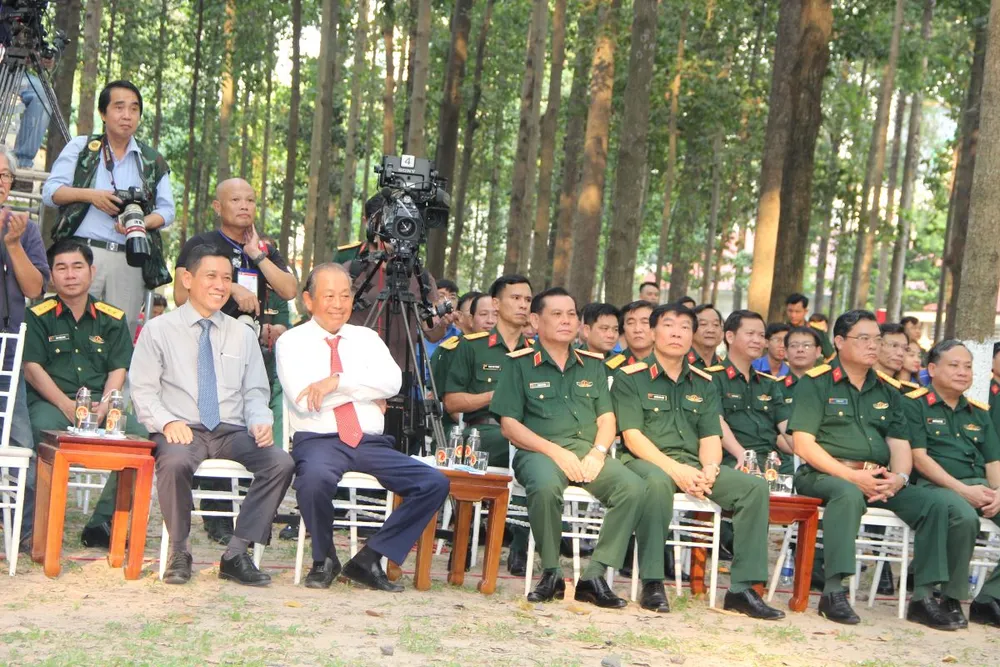 Đồng chí Trương Hòa Bình cùng lãnh đạo Ban Dân vận Thành ủy TPHCM, Bộ Tư lệnh Quân khu tham dự chương trình nghệ thuật. Ảnh: TRẦN YÊN