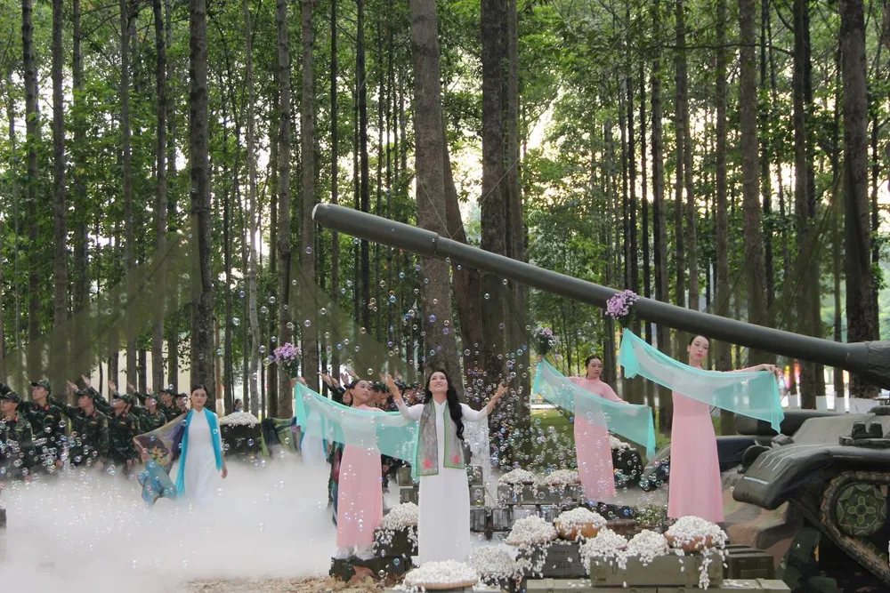 Bộ sưu tập áo dài "Hoa Xuân" trình diễn giới thiệu đến khán giả. Ảnh: TRẦN YÊN