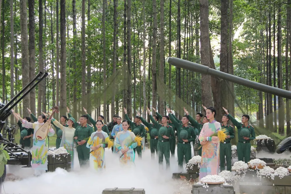 Bộ sưu tập áo dài "Lúa" trình diễn giới thiệu đến khán giả. Ảnh: TRẦN YÊN