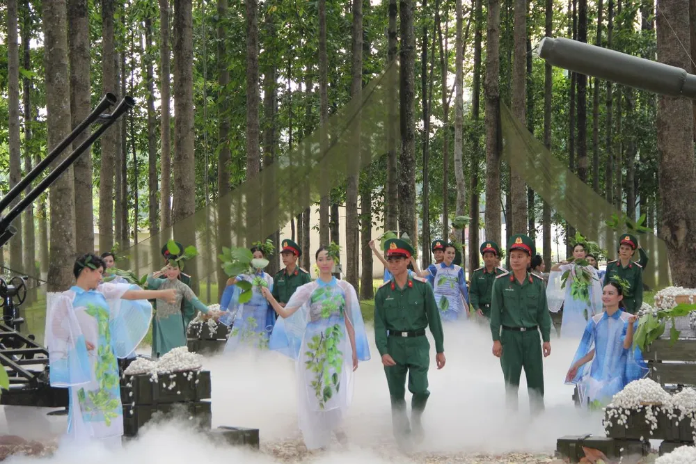 Bộ sưu tập áo dài "Lá xanh" trình diễn giới thiệu đến khán giả. Ảnh: TRẦN YÊN