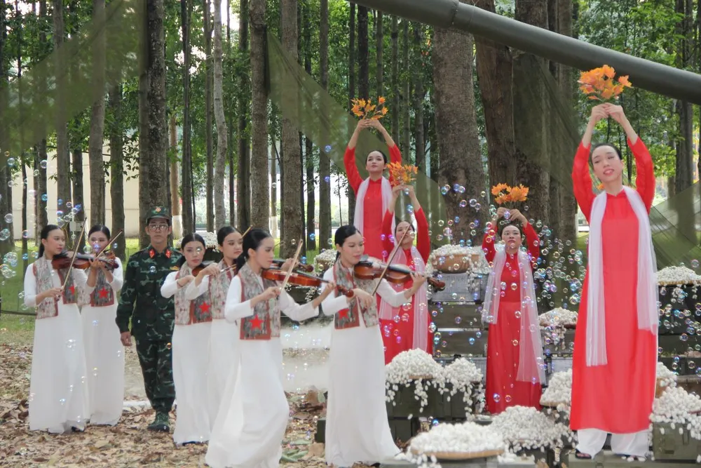 Bộ sưu tập áo dài "Lá đỏ" trình diễn giới thiệu đến khán giả. Ảnh: TRẦN YÊN