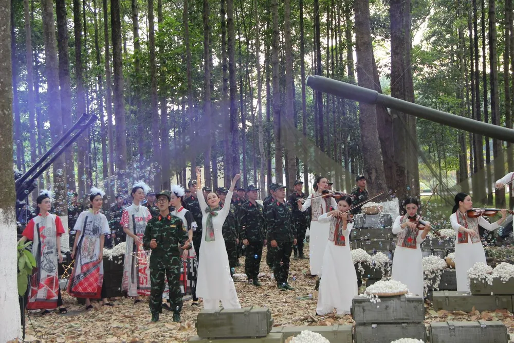 Bộ sưu tập áo dài "Đêm thành phố đầy sao" trình diễn giới thiệu đến khán giả. Ảnh: TRẦN YÊN