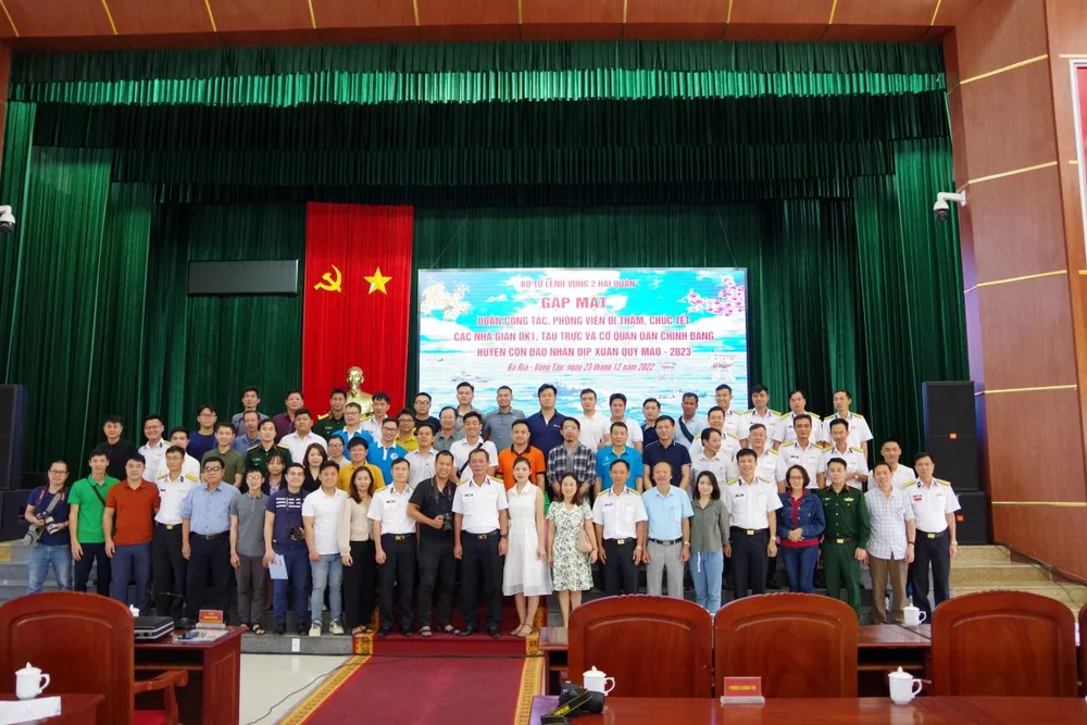 Lãnh đạo Bộ Tư lệnh Vùng 2 Hải quân chụp hình với đoàn đại biểu, phóng viên trong buổi gặp mặt