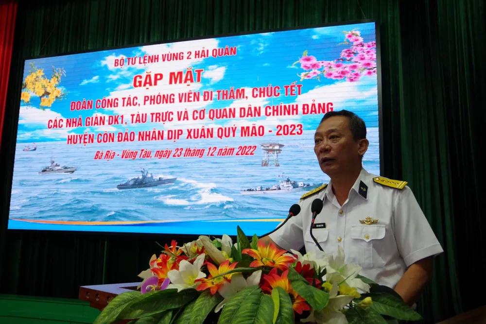 Đại tá Đặng Mạnh Hùng phát biểu giao nhiệm vụ, động viên đoàn đại biểu, phóng viên tại buổi gặp mặt