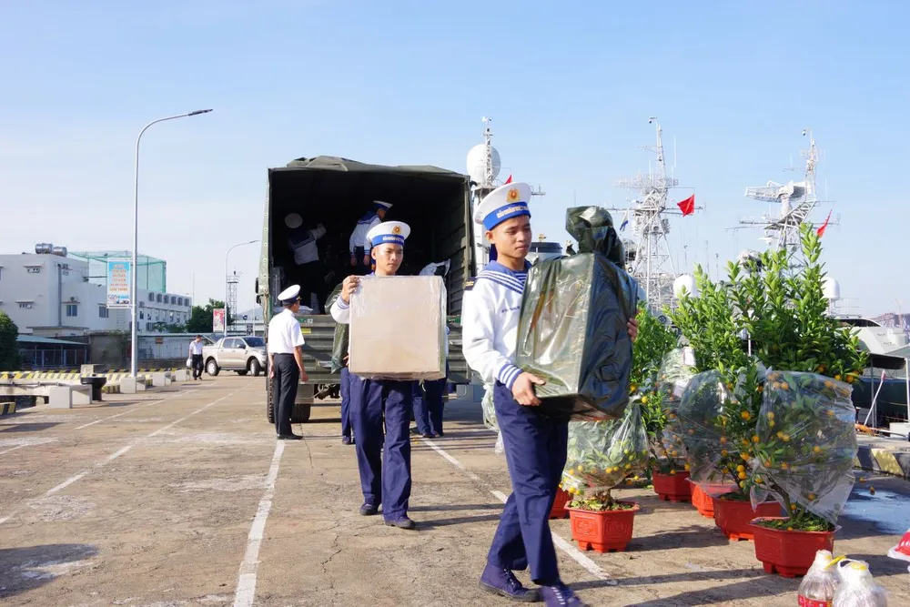 Hàng hóa tết, hoa cây cảnh đã được đóng gói cận thận, tập trung tại cảng Lữ đoàn 171