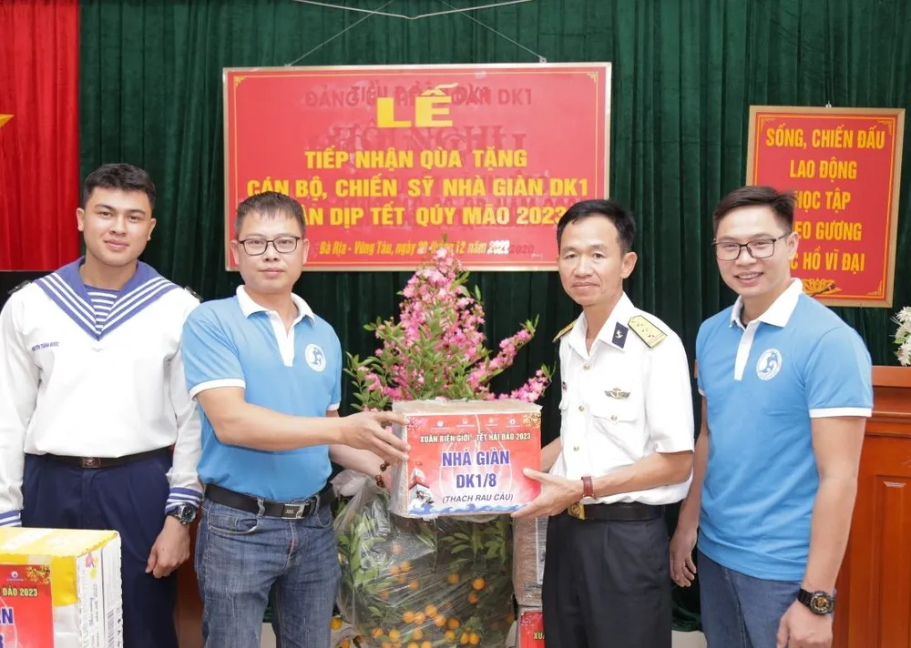 Thượng tá Nghiêm Xuân Thái, Chính trị viên Tiểu đoàn DK1 tại phòng tiếp nhận quà tặng cán bộ, chiến sĩ nhà giàn DK1