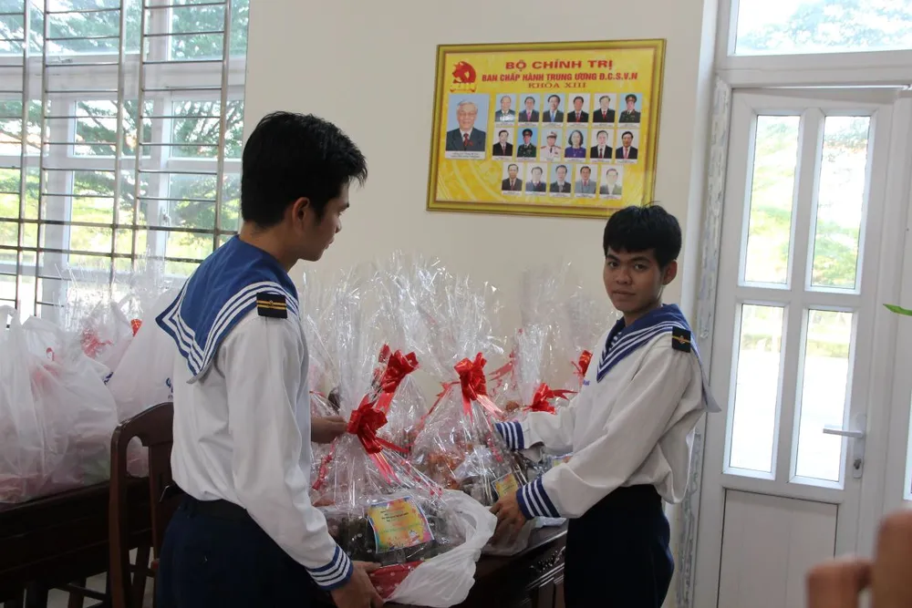 Hàng hóa tết đã được các chiến sĩ Tiểu đoàn DK1 kiểm tra, chuẩn bị để gửi ra cho đồng đội