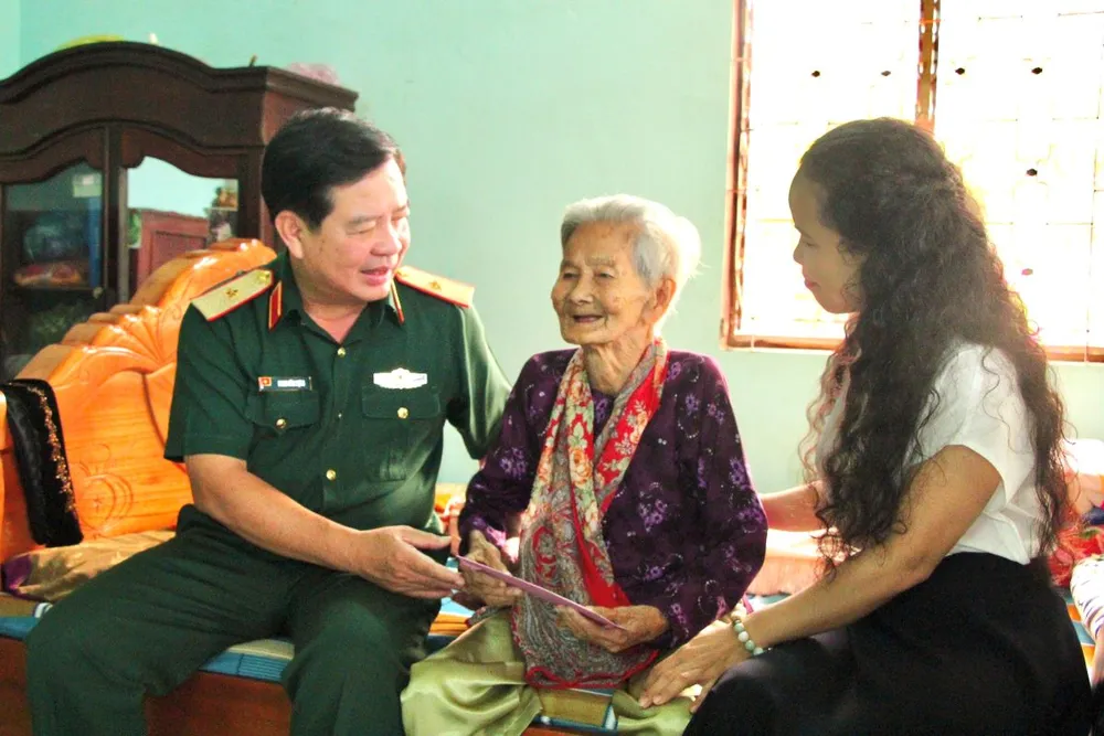 Thiếu tướng Phan Văn Xựng thăm, tặng quà Mẹ Việt Nam Anh hùng. Ảnh: TRẦN YÊN