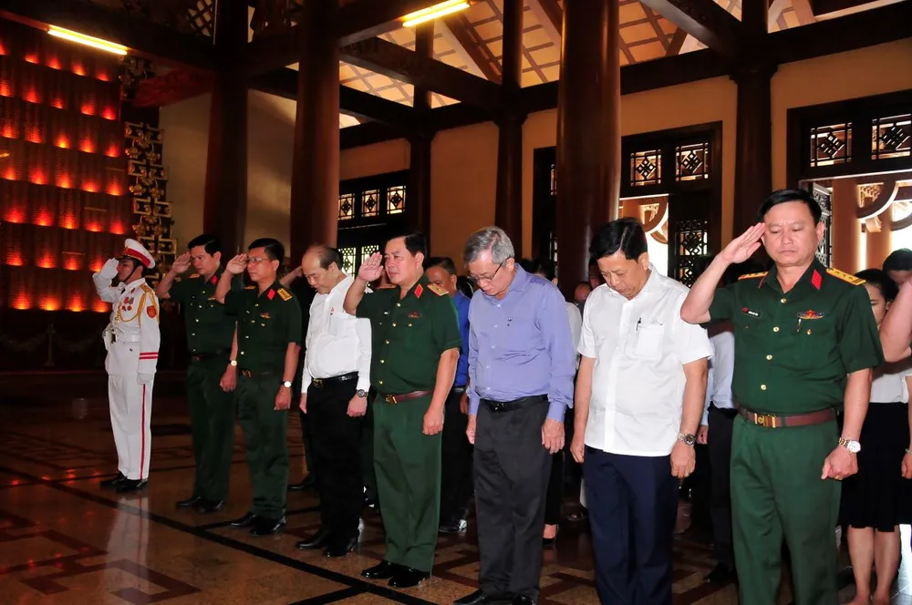 Các đại biểu viếng Đền Bến Dược. Ảnh: TRẦN YÊN