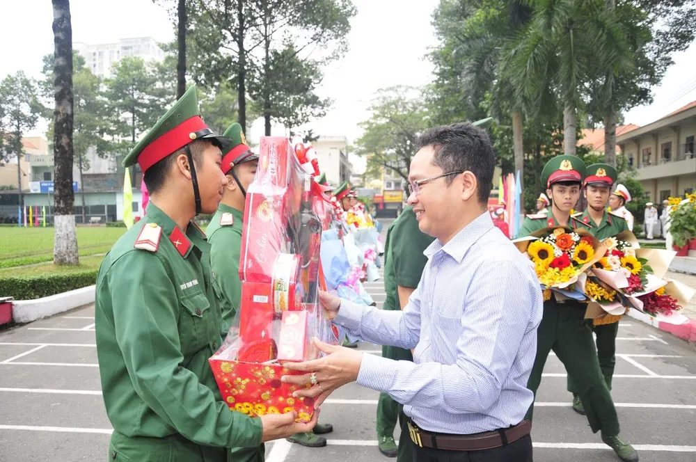 Phó Chủ tịch Ủy ban MTTQ Việt Nam TPHCM Phạm Minh Tuấn trao quà chúc mừng, động viên quân nhân xuất ngũ trở về địa phương. Ảnh: TRẦN YÊN