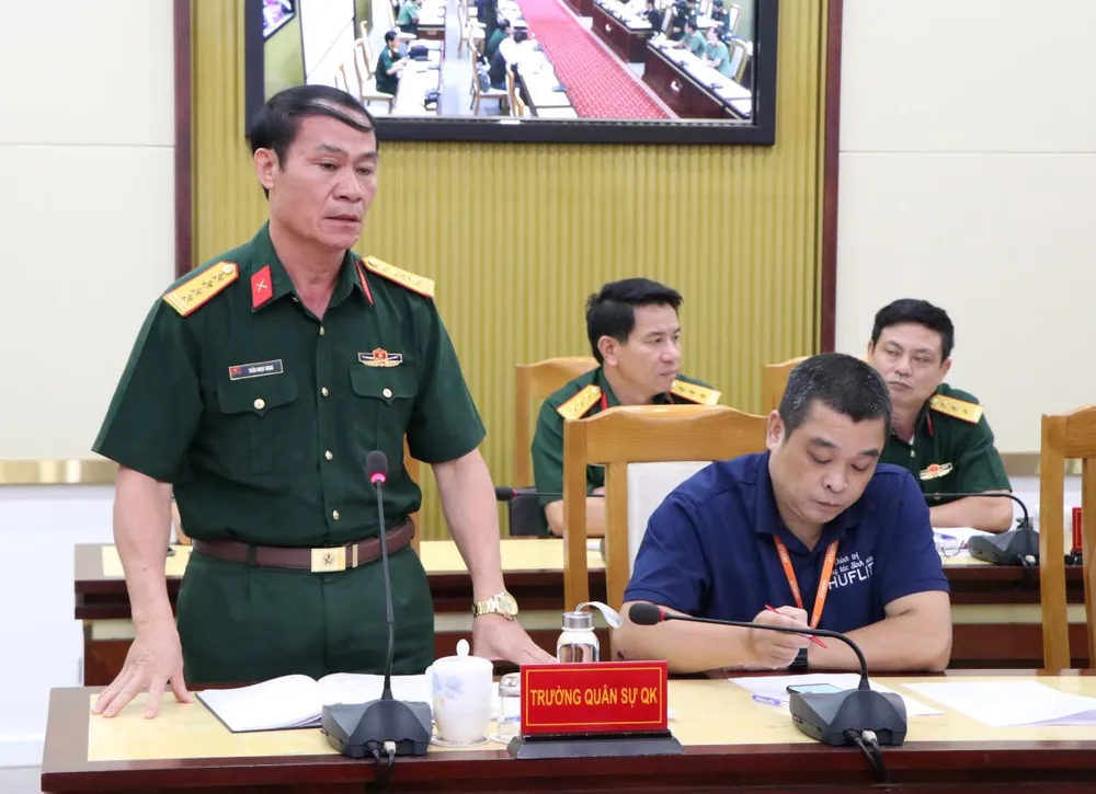 Lãnh đạo Trường Quân sự Quân khu 7 phát biểu trình bày tại buổi làm việc. Ảnh: TRẦN YÊN Lãnh đạo Trường Quân sự Quân khu 7 phát biểu trình bày tại buổi làm việc. Ảnh: TRẦN YÊN