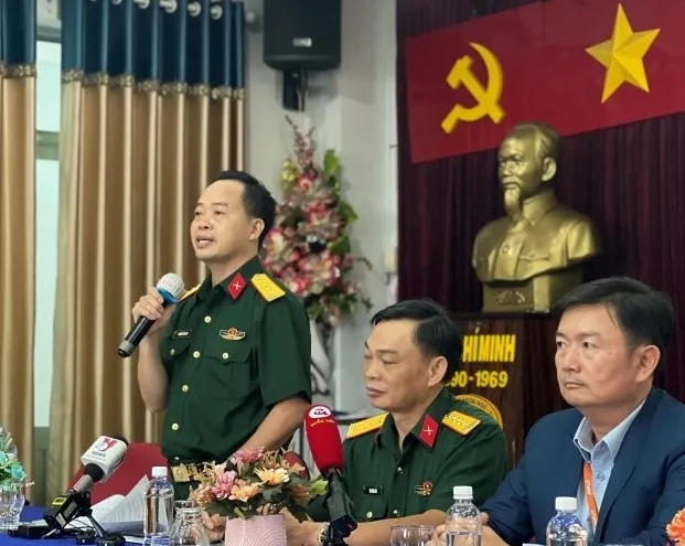 Đại tá Nguyễn Tiến Sơn (người đứng) thông tin về vụ việc tại Trường Quân sự Quân khu 7 với phóng viên báo chí