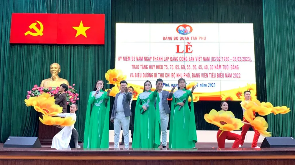 Chương trình văn nghệ quần chúng mừng Ngày thành lập Đảng. Ảnh : TRẦN YÊN