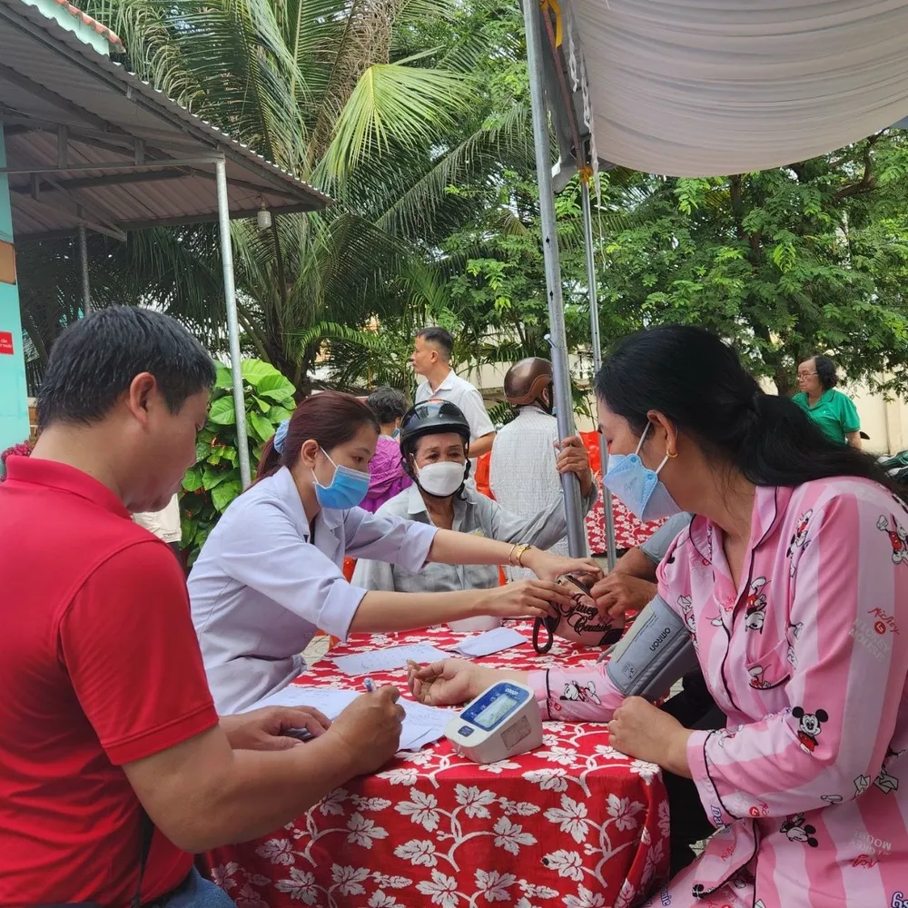 Đoàn bác sĩ đang khám bệnh và tư vấn cho người dân. Ảnh: TRẦN YÊN