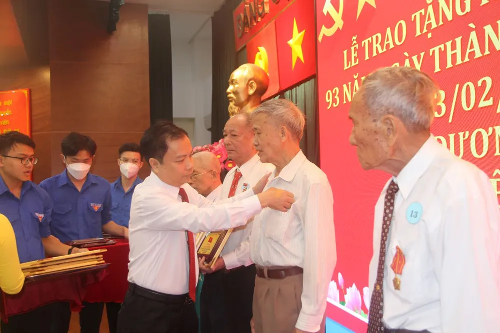 Đồng chí Ma Xuân Việt trao Huy hiệu Đảng cho đảng viên 55 năm tuổi Đảng. Ảnh: TRẦN YÊN