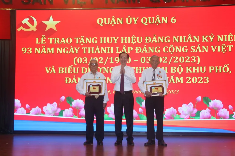 Đồng chí Lê Thanh Liêm trao Huy hiệu Đảng cho 2 đảng viên 75 năm tuổi Đảng. Ảnh: TRẦN YÊN