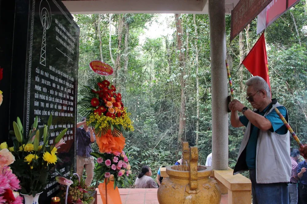 Ông Nguyễn Hồng Thắng, nguyên Giám đốc Đài Tiếng nói nhân dân TPHCM, cựu cán bộ Đài Phát thanh Giải phóng thành kính dâng hương liệt sĩ Đài Phát thanh Giải phóng tại Bia tưởng niệm. Ảnh: TRẦN YÊN