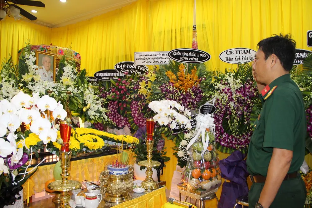 Trung tá Vũ Việt Hùng, Phó Chủ nhiệm Chính trị Trường Hạ sĩ quan xe tăng 1, Binh chủng Tăng-Thiết giáp thắp hương viếng Đại tá Bùi Văn Tùng. Ảnh: TRẦN YÊN Trung tá Vũ Việt Hùng, Phó Chủ nhiệm Chính trị Trường Hạ sĩ quan xe tăng 1, Binh chủng Tăng-Thiết giáp thắp hương viếng Đại tá Bùi Văn Tùng. Ảnh: TRẦN YÊN