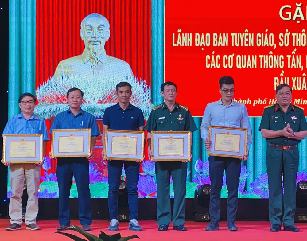 Đại tá Phạm Phú Ý, Phó Tham mưu trưởng, Bộ Tư lệnh Quân khu 7 trao bằng khen cho các cá nhân tại buổi gặp mặt. Ảnh: TRẦN YÊN Đại tá Phạm Phú Ý, Phó Tham mưu trưởng, Bộ Tư lệnh Quân khu 7 trao bằng khen cho các cá nhân tại buổi gặp mặt. Ảnh: TRẦN YÊN