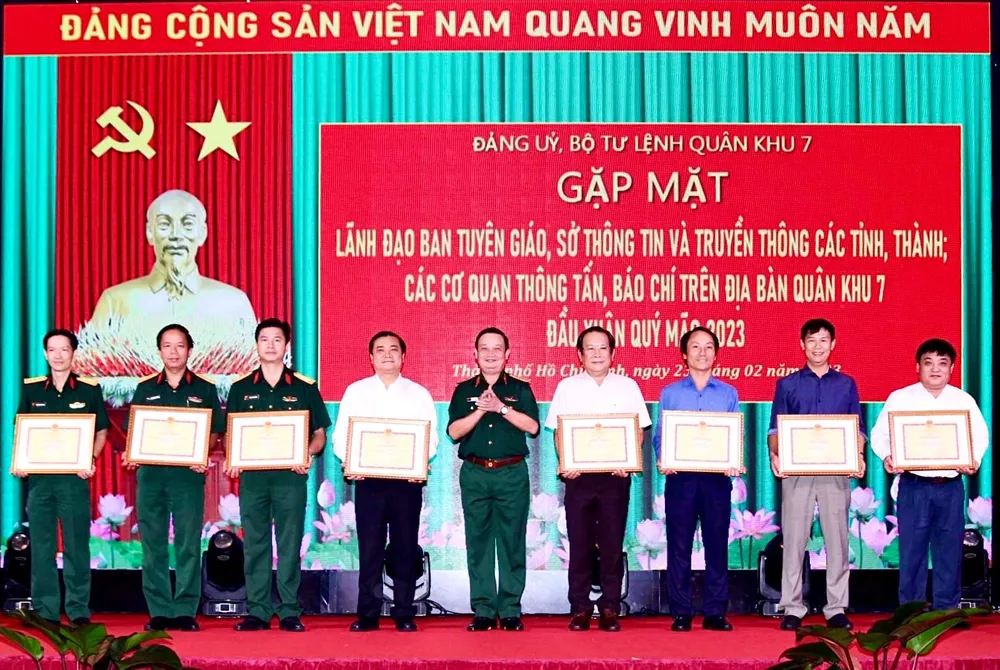 Trung tướng Trần Hoài Trung trao bằng khen cho các tập thể tại buổi gặp mặt. Ảnh: TRẦN YÊN Trung tướng Trần Hoài Trung trao bằng khen cho các tập thể tại buổi gặp mặt. Ảnh: TRẦN YÊN