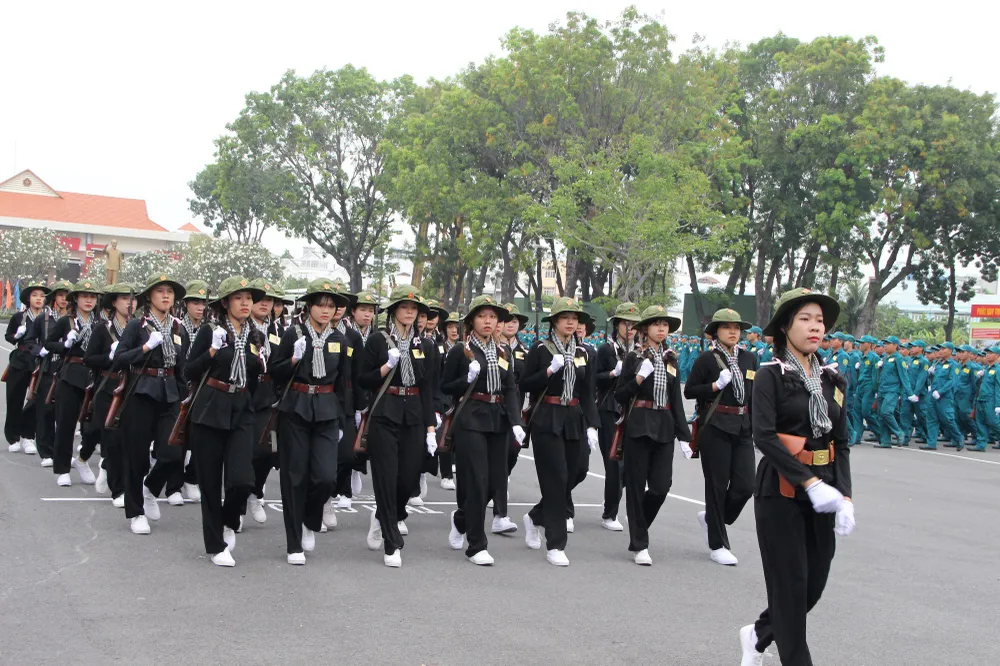 Nữ dân quân thuộc lực lượng vũ trang TPHCM tiến qua khán đài trong buổi lễ. Ảnh: TRẦN YÊN