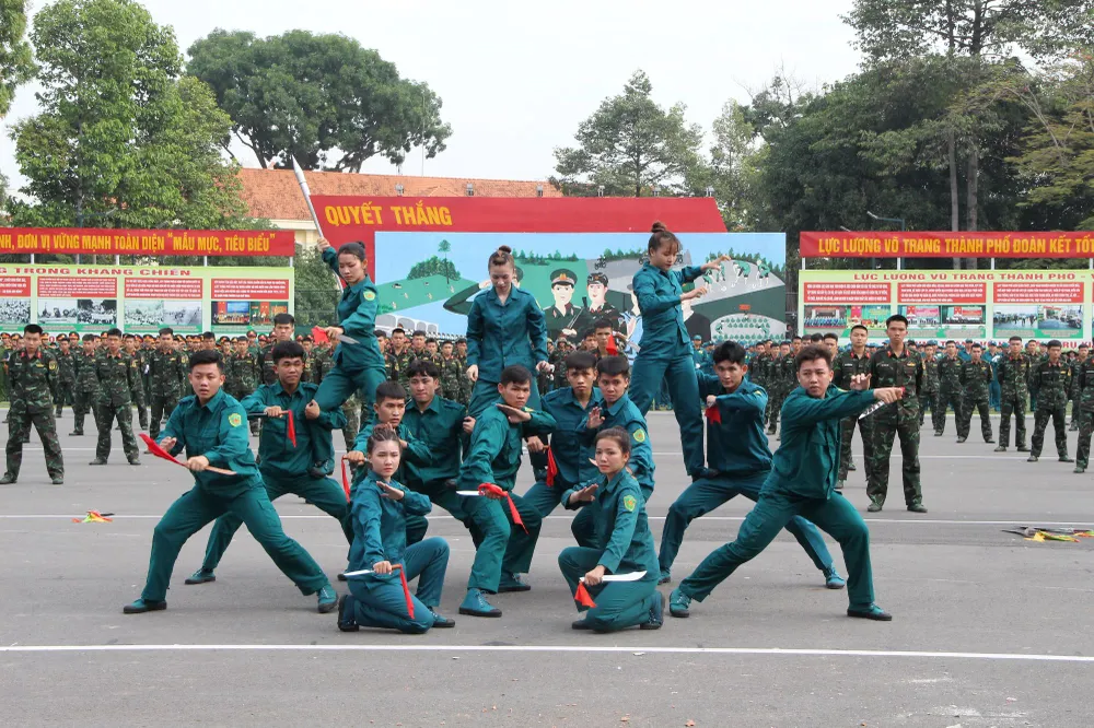 Chương trình biểu diễn võ thuật của khối dân quân tự vệ tại buổi lễ. Ảnh: TRẦN YÊN