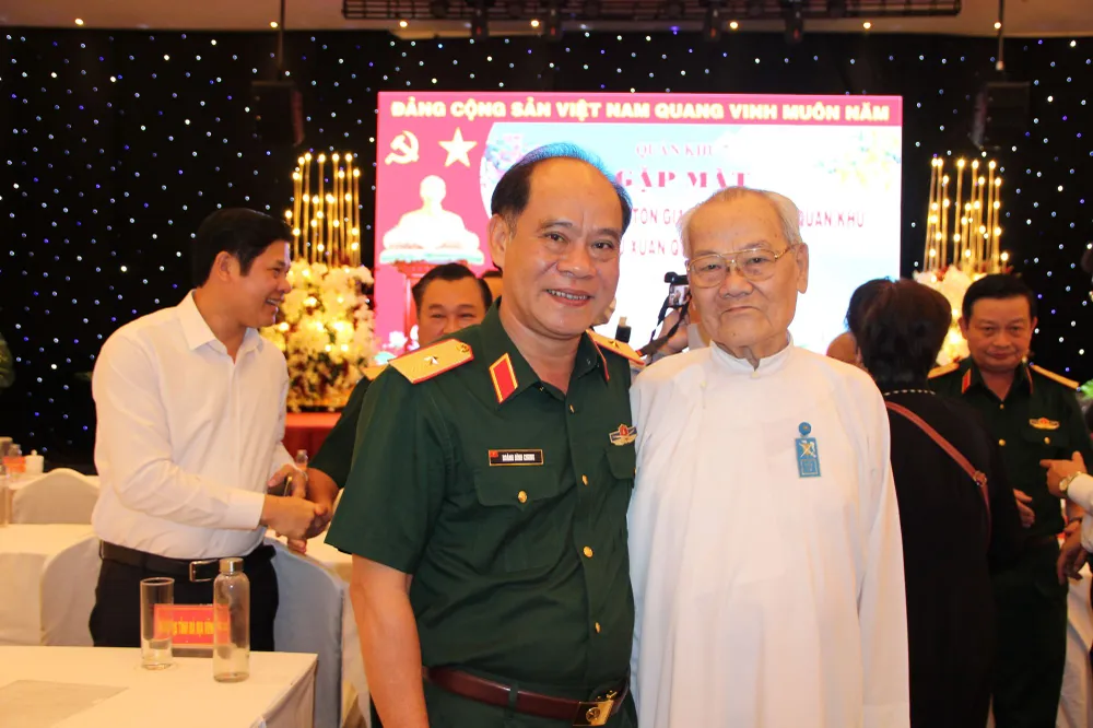 Thiếu tướng Hoàng Đình Chung, Chủ nhiệm Chính trị Quân khu 7 cùng chức sắc các tôn giáo trong buổi gặp mặt. Ảnh: TRẦN YÊN Thiếu tướng Hoàng Đình Chung, Chủ nhiệm Chính trị Quân khu 7 cùng chức sắc các tôn giáo trong buổi gặp mặt. Ảnh: TRẦN YÊN