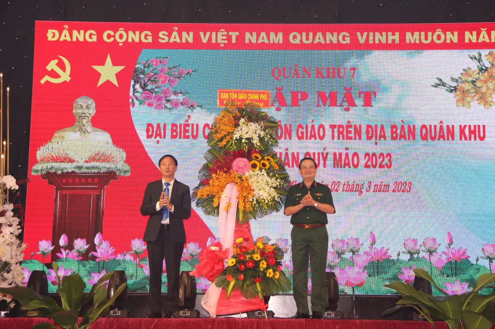 Trưởng ban Tôn giáo Chính phủ Vũ Hoài Bắc tặng hoa cho Trung tướng Trần Hoài Trung. Ảnh: TRẦN YÊN Trưởng ban Tôn giáo Chính phủ Vũ Hoài Bắc tặng hoa cho Trung tướng Trần Hoài Trung. Ảnh: TRẦN YÊN