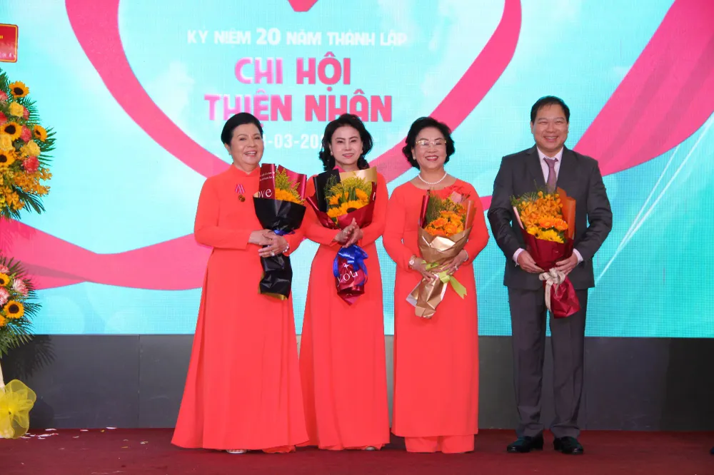 Ban lãnh đạo mới của Chi hội Bảo trợ bệnh nhân nghèo Thiện Nhân ra mắt tại buổi lễ. Ảnh: TRẦN YÊN