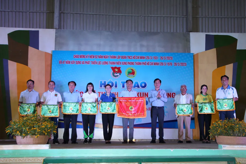 Đại diện Lực lượng TNXP TPHCM trao cờ lưu niệm các đội tham gia hội thao. Ảnh: TRẦN YÊN