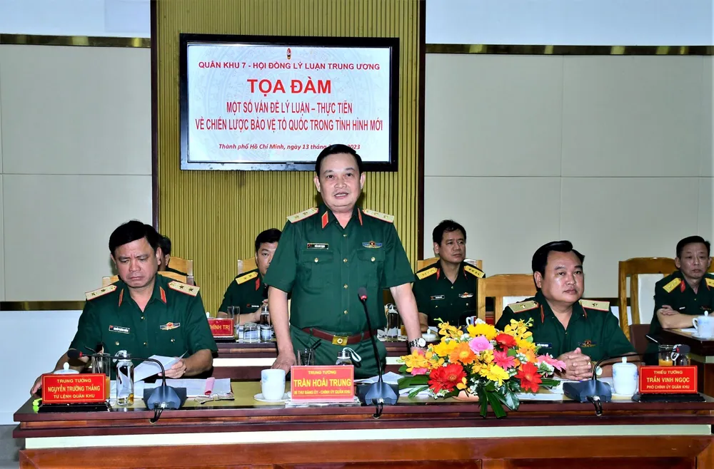 Trung tướng Trần Hoài Trung chủ trì, phát biểu tại buổi tọa đàm. Ảnh: TRẦN YÊN