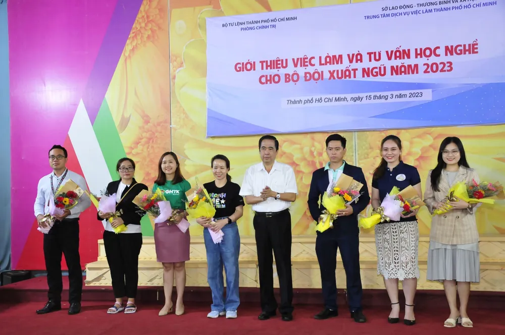 Phó Giám đốc Sở Lao động - Thương binh và Xã hội TPHCM Nguyễn Văn Lâm tặng hoa cho các cá nhân, đơn vị đồng hành cùng chương trình. Ảnh: TRẦN YÊN
