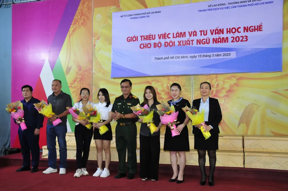 Đại tá Nguyễn Tuấn Bảo tặng hoa động viên các cá nhân, đơn vị tham gia chương trình. Ảnh: TRẦN YÊN