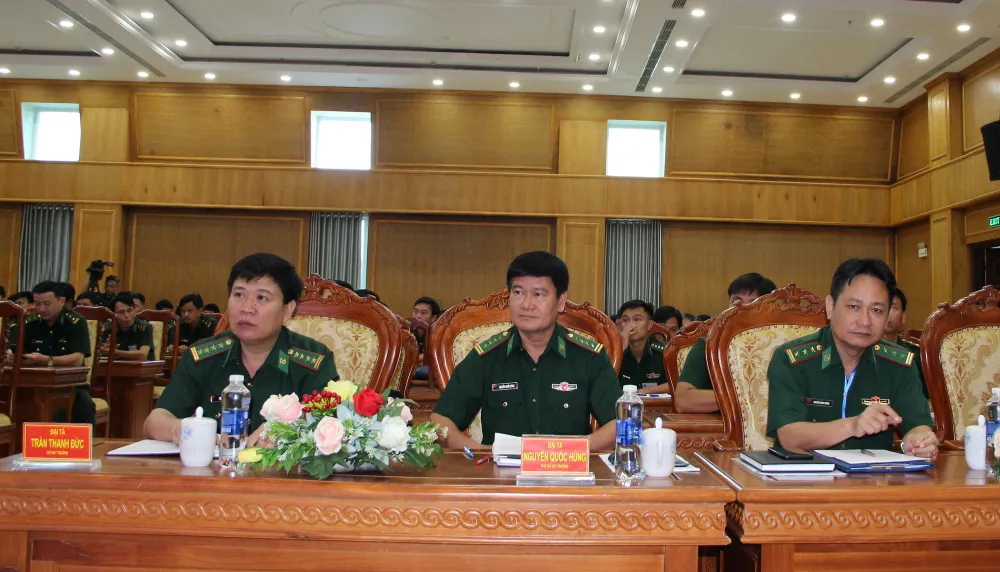 Chỉ huy Bộ đội Biên phòng TPHCM cùng cán bộ tham gia hội thi. Ảnh: TRẦN YÊN