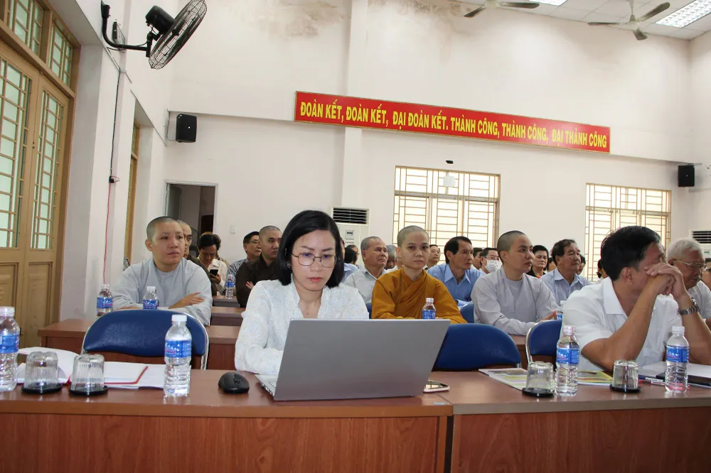 Các đại biểu tham dự đang lắng nghe báo cáo giới thiệu chuyên đề về xây dựng Không gian văn hóa Hồ Chí Minh. Ảnh: TRẦN YÊN