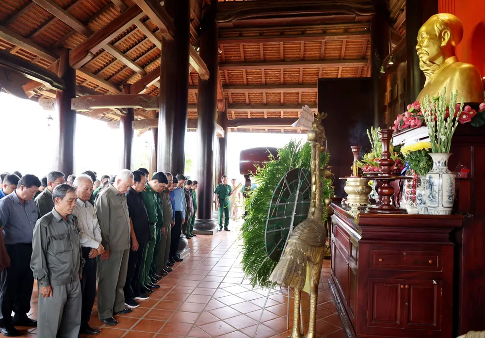 Đồng chí Lê Minh Khoa, Chỉ huy trưởng Lực lượng TNXP TPHCM cùng các thế hệ TNXP mặc niệm trước tượng Bác Hồ tại lễ dâng hương. Ảnh: TRẦN YÊN