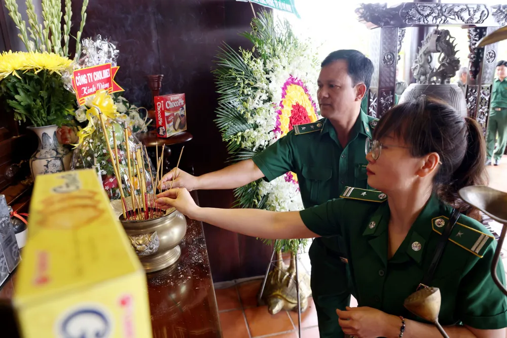 Lực lượng TNXP TPHCM thắp hương tưởng nhớ, tri ân liệt sĩ tại lễ dâng hương. Ảnh: TRẦN YÊN