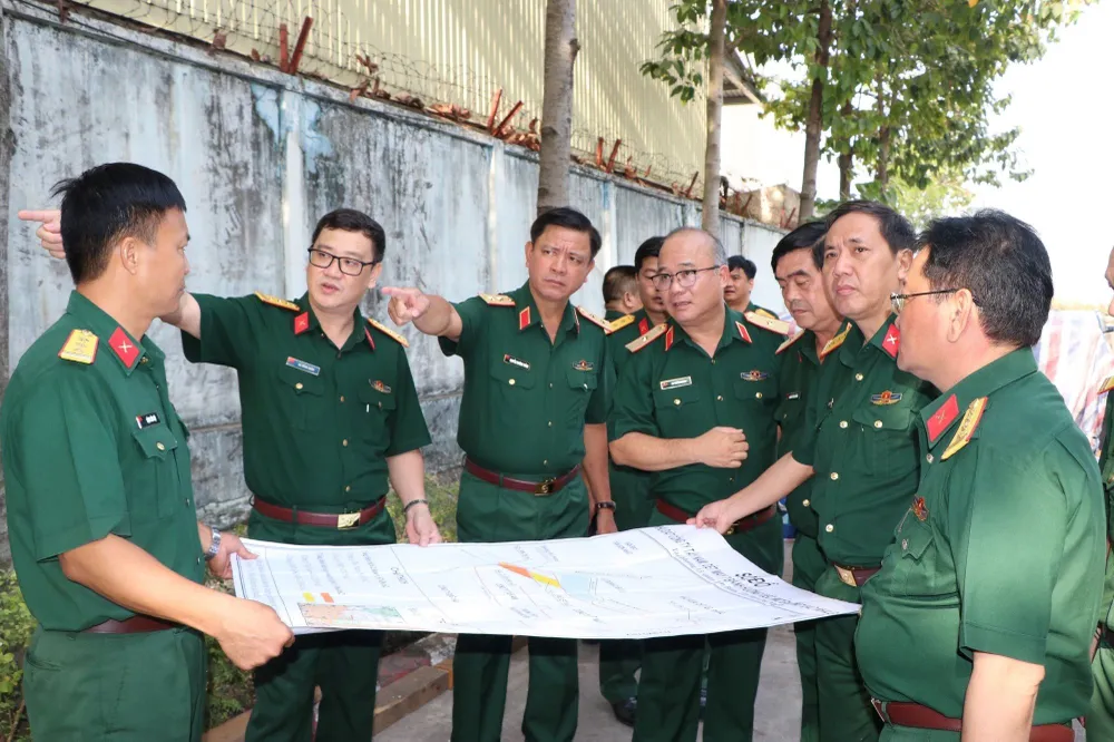 Trung tướng Nguyễn Trường Thắng cùng chỉ huy Bộ Tư lệnh Quân khu 7 kiểm tra vị trí trên bản đồ. Ảnh: TRẦN YÊN