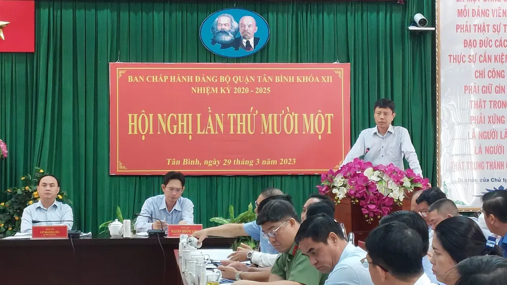 Đồng chí Nguyễn Bá Thành phát biểu báo cáo tại hội. Ảnh: TRẦN YÊN