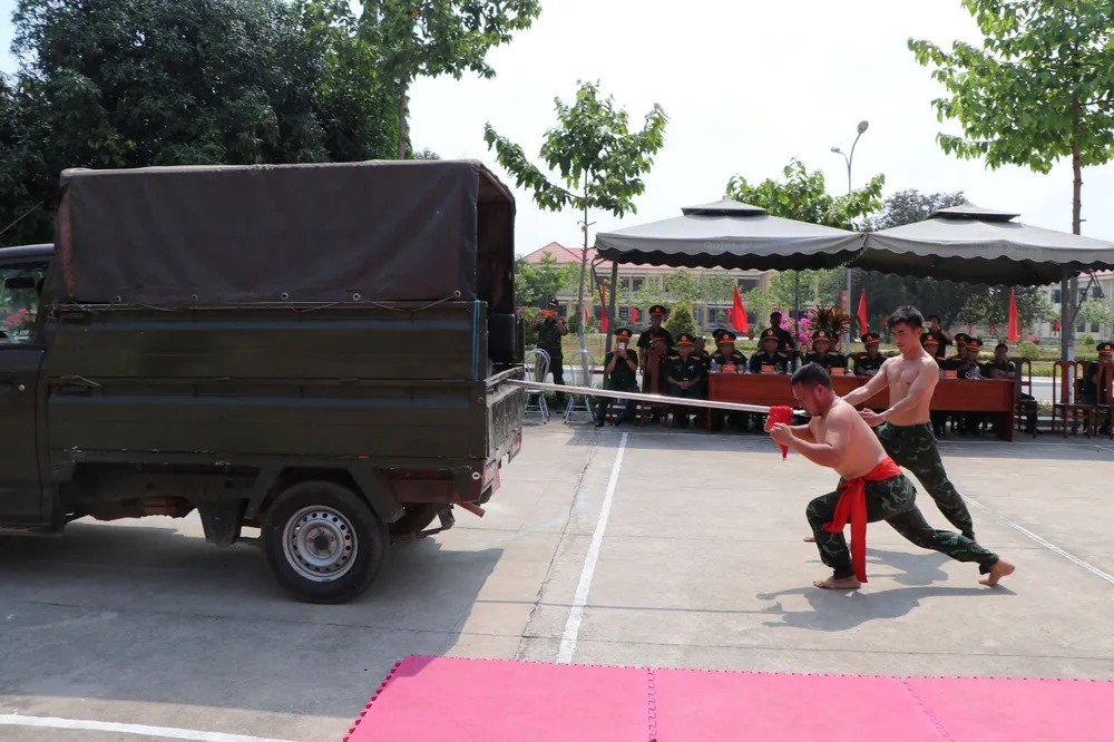 Các chiến đấu viên Tiểu đoàn Đặc công 60 thực hiện nội dung dùng yết hầu đẩy ô tô Ảnh: TRẦN YÊN