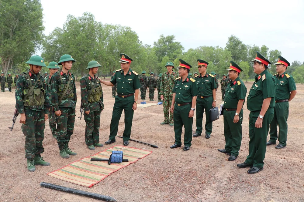 Trung tướng Nguyễn Trường Thắng ra thao trường thăm hỏi, động viên chiến sĩ mới. Ảnh: TRẦN YÊN