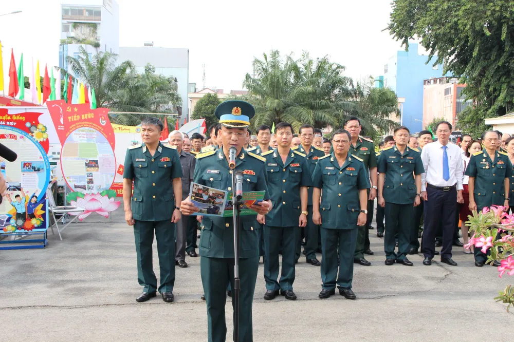 Lãnh đạo, chỉ huy Sư đoàn 367 qua các thời kỳ cùng các đại biểu báo công và dâng hương liệt sĩ tại lễ kỷ niệm. Ảnh: TRẦN YÊN