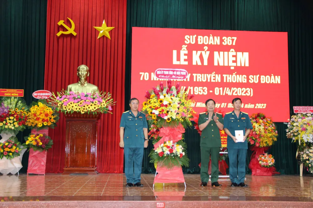 Thượng tướng Lê Huy Vịnh tặng hoa chúc mừng 70 năm thành lập Sư đoàn 367. Ảnh: TRẦN YÊN