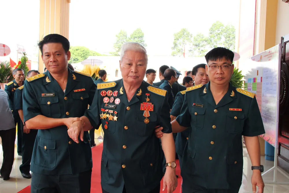 Cán bộ Sư đoàn 367 nghỉ hưu tham dự lễ kỷ niệm. Ảnh: TRẦN YÊN