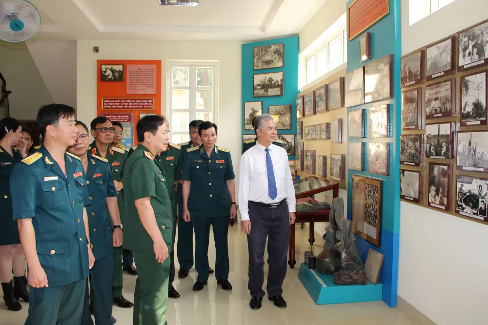 Các đại biểu tham quan nhà truyền thống Sư đoàn 367. Ảnh: TRẦN YÊN