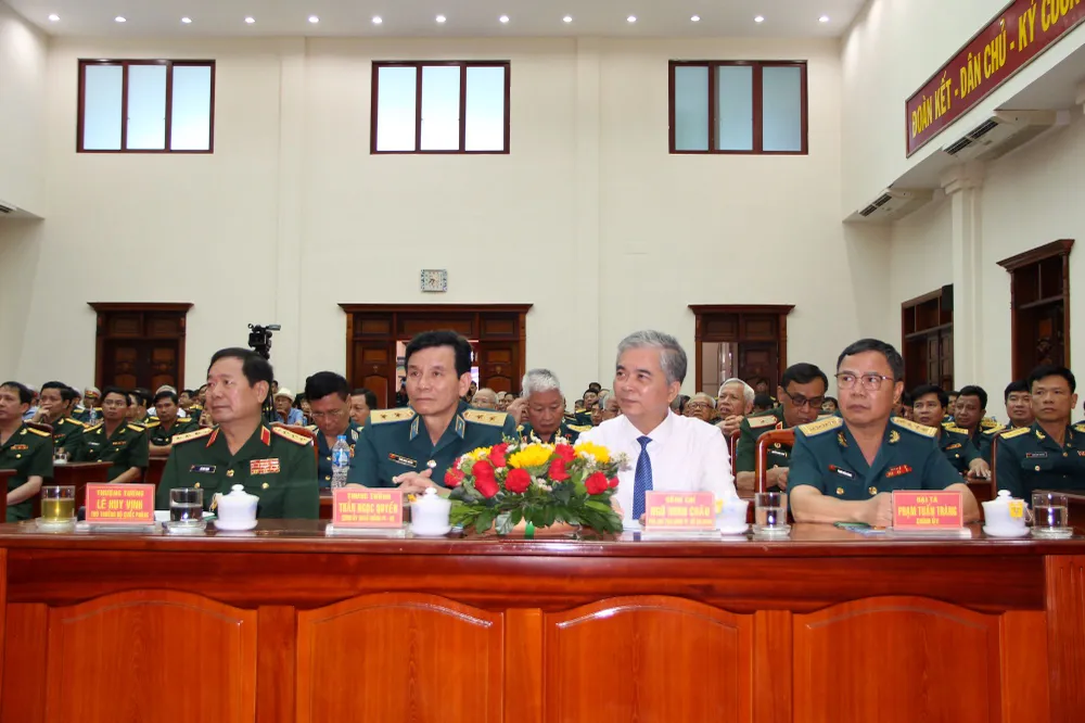 Lãnh đạo Bộ Quốc phòng, Quân chủng Phòng không-Không quân và UBND TPHCM tham dự lễ kỷ niệm. Ảnh: TRẦN YÊN