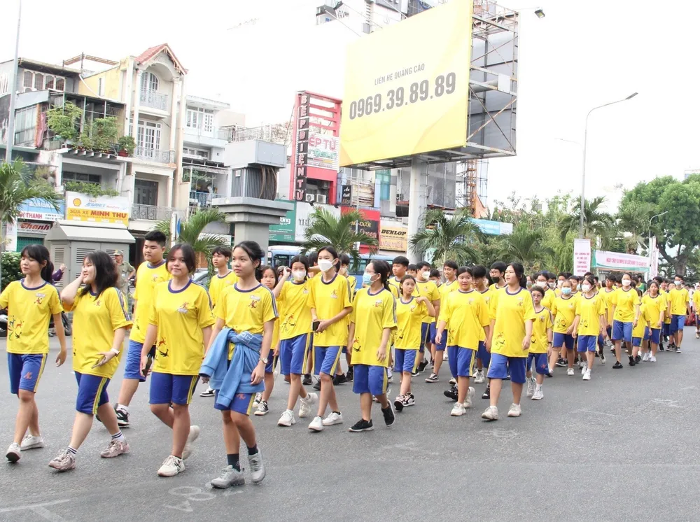 Nam, nữ đoàn viên thanh niên tích cực tham gia chương trình chạy bộ vì sức khỏe toàn dân. Ảnh: TRẦN YÊN