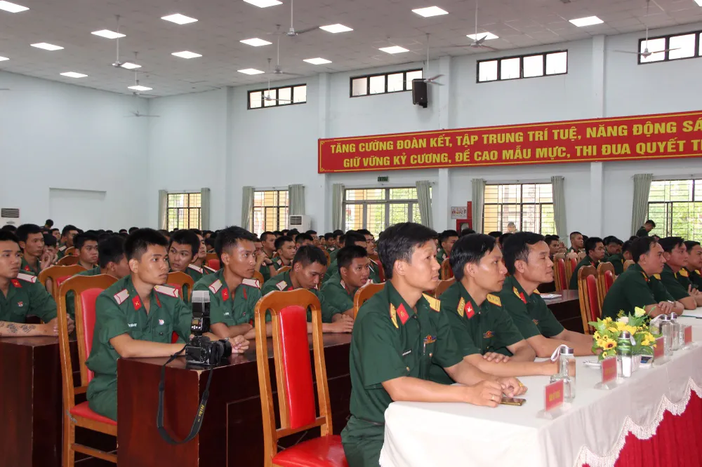 Chiến sĩ mới Trung đoàn Gia Định trong buổi gặp mặt Đoàn lãnh đạo TPHCM. Ảnh: TRẦN YÊN