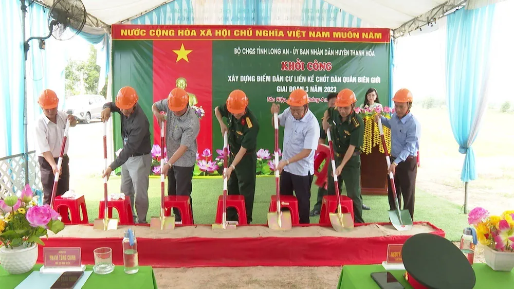 Lễ khởi công xây dựng điểm dân cư liền kề chốt dân quân biên giới trên địa bàn huyện Thạnh Hóa